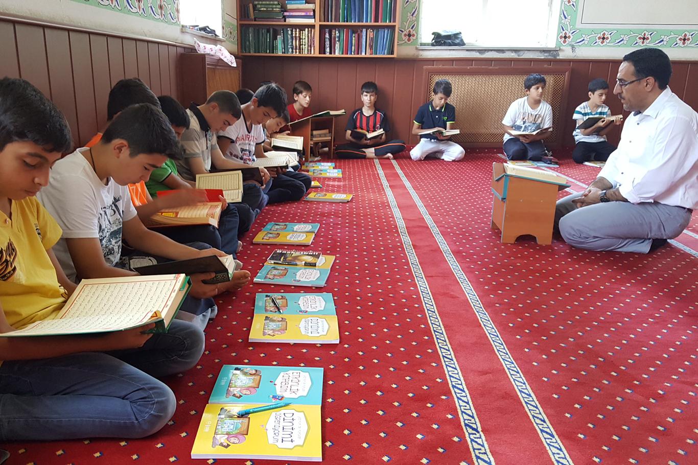 "Çocuklara camiyi, cemaati, ezanı ve İslam’ı sevdirelim"